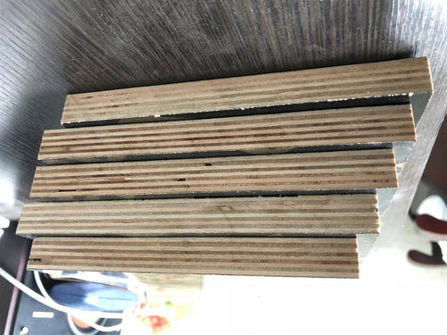 绿色施工新选择 防水覆膜板工厂可循环使用红模板与钢木模板
