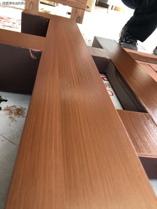 钢结构木纹漆施工手法差异与钢木模板对比解析
